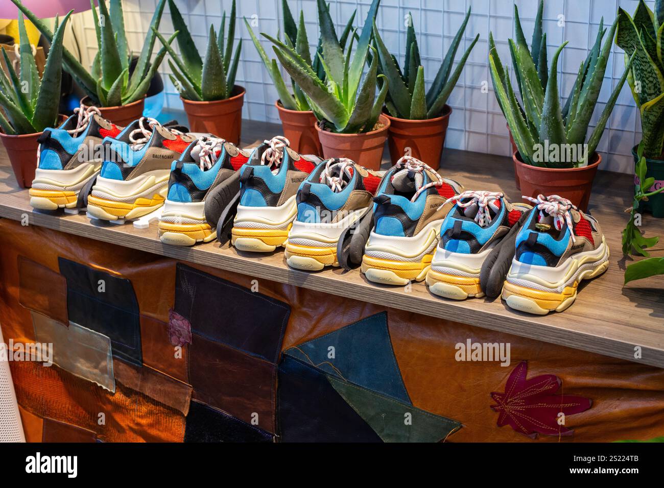 Le calzature Balenciaga vengono inviate per essere rimesse in officina in uno studio. Per dare alle scarpe una seconda possibilità e preservarle grazie alla personalizzazione personalizzata. Foto Stock