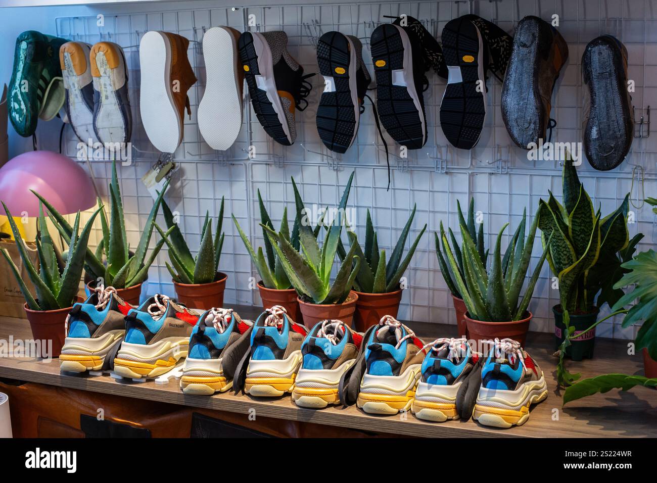 Un luogo di lavoro ideale per i ciabattini in cui si può personalizzare per il proprio cliente. La riparazione delle scarpe è un modo per preservare le calzature più amate o come un'opera d'arte Foto Stock