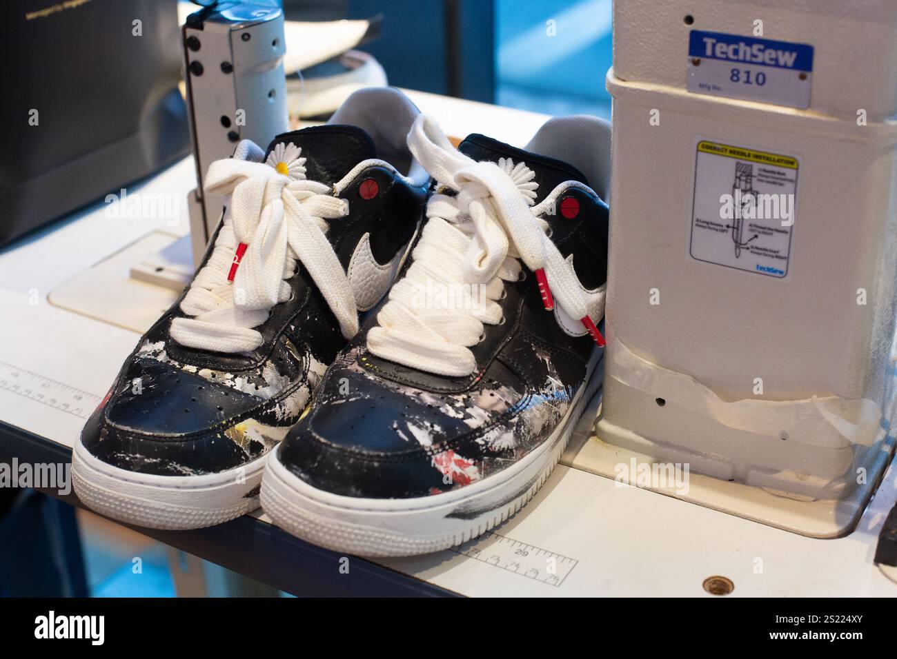 Collaborazione Nike con G-Dragon per produrre sneakers hype Air Force 1. Scarpe inviate al servizio di ricondizionamento da parte del ciabattino. Foto Stock
