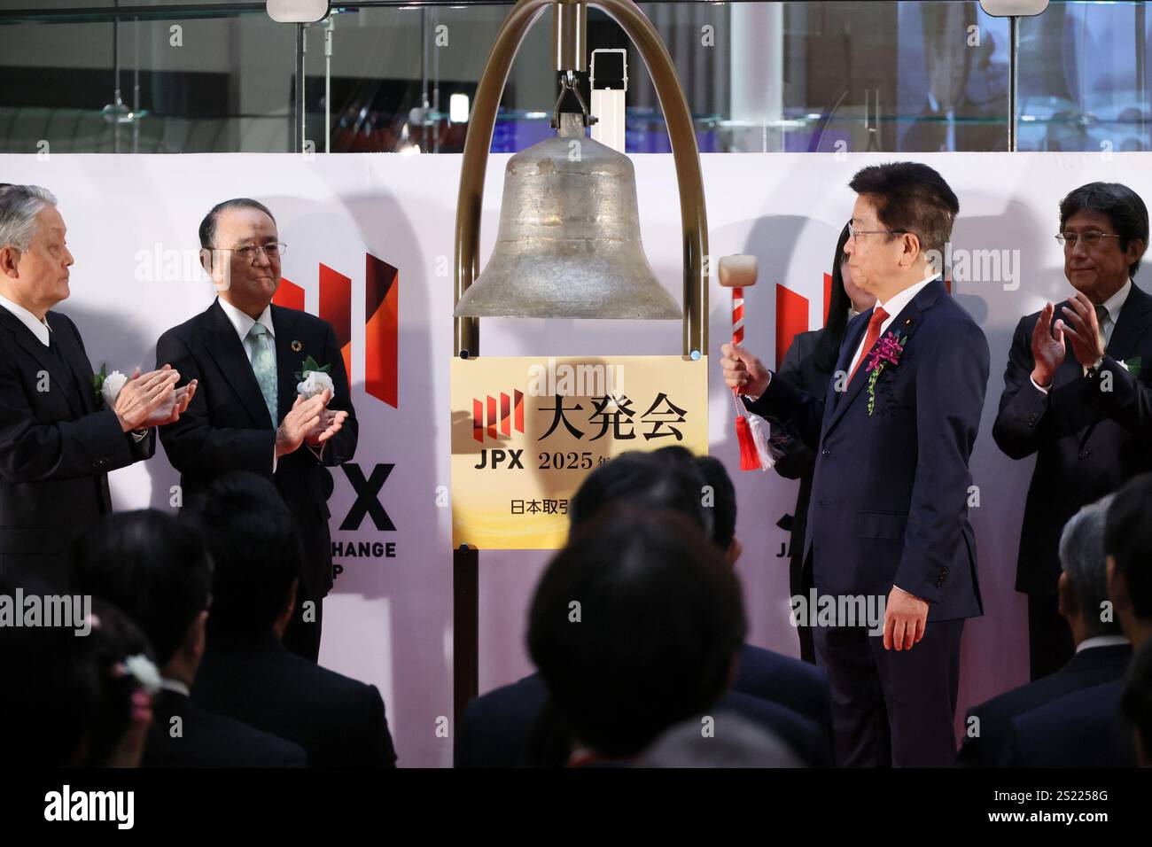 Tokyo, Giappone. 6 gennaio 2025. Il ministro delle Finanze giapponese Katsunobu Kato (2° R) suona una campana con un martello di legno per la prima negoziazione dell'anno alla Borsa di Tokyo lunedì 6 gennaio 2025. (Foto di Yoshio Tsunoda/AFLO) credito: Aflo Co.. Ltd./Alamy Live News Foto Stock