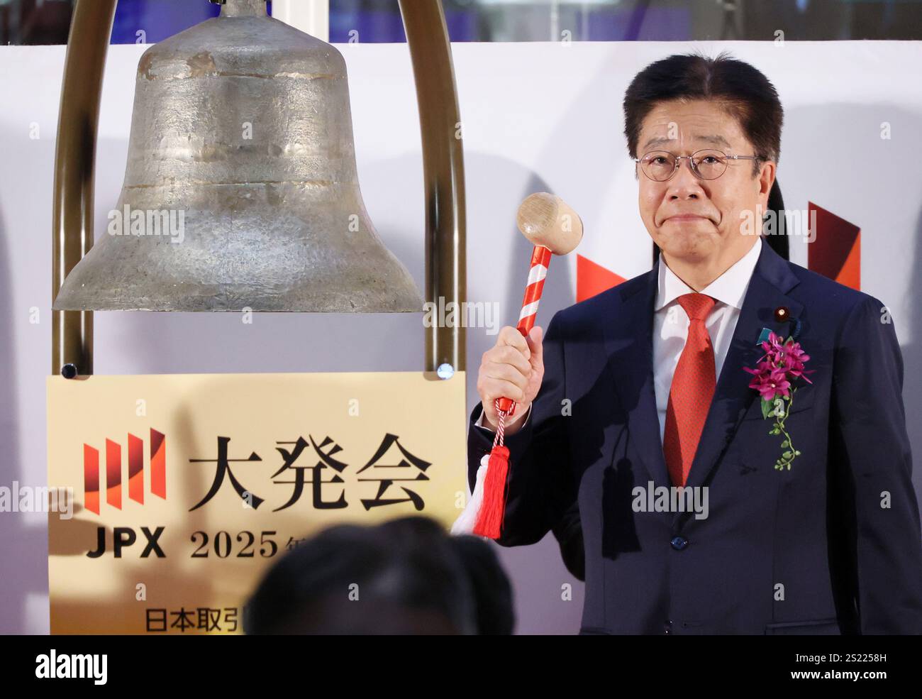 Tokyo, Giappone. 6 gennaio 2025. Il ministro delle Finanze giapponese Katsunobu Kato suona una campana con un martello di legno per la prima negoziazione dell'anno alla Borsa di Tokyo lunedì 6 gennaio 2025. (Foto di Yoshio Tsunoda/AFLO) credito: Aflo Co.. Ltd./Alamy Live News Foto Stock