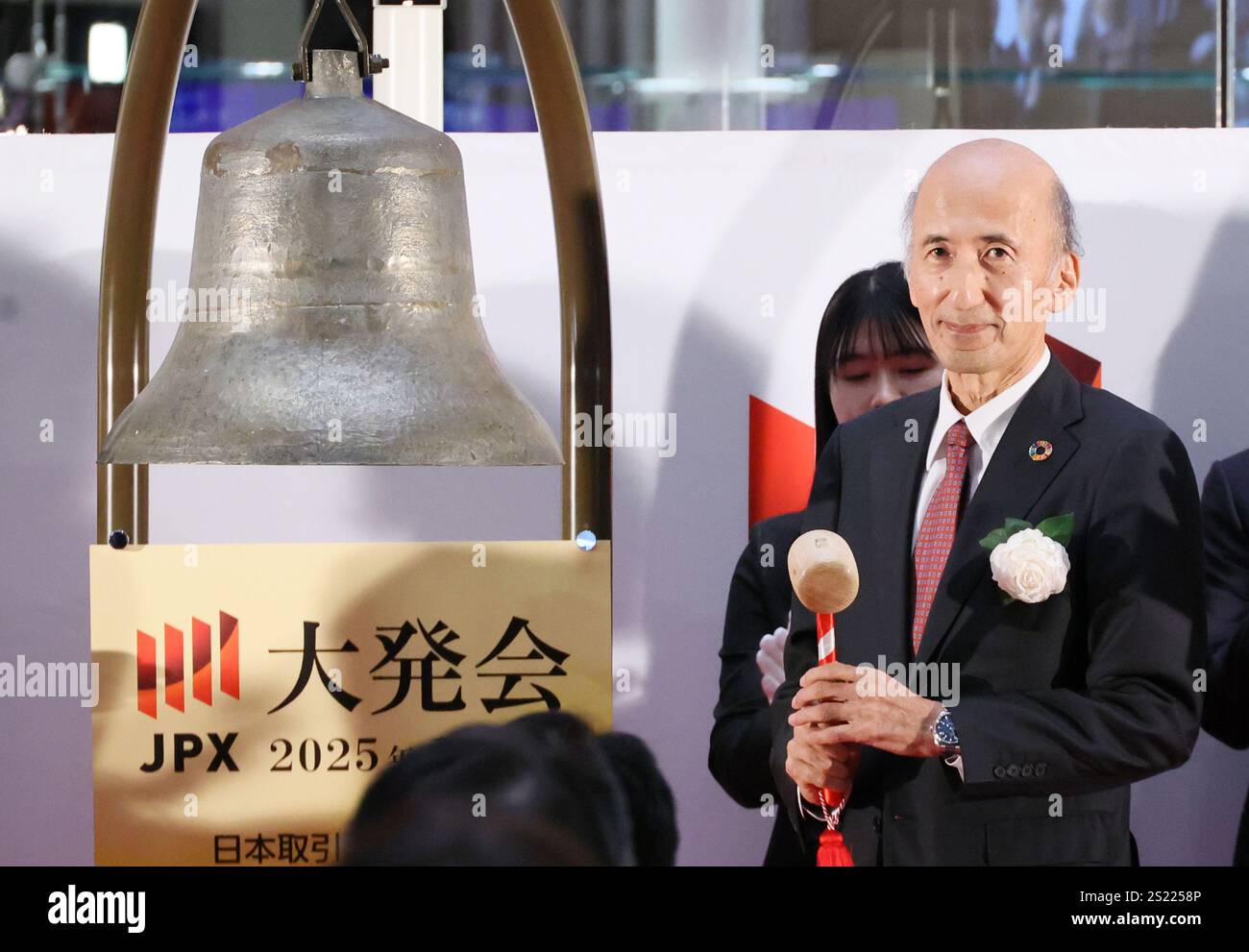 Tokyo, Giappone. 6 gennaio 2025. Hiroshi Nakaso, ex vice governatore della Banca del Giappone (BOJ) e presidente dell'Organizzazione della città finanziaria globale di Tokyo (FinCity Tokyo), suona un campanello per la prima negoziazione dell'anno alla Borsa di Tokyo lunedì 6 gennaio 2025. (Foto di Yoshio Tsunoda/AFLO) credito: Aflo Co.. Ltd./Alamy Live News Foto Stock