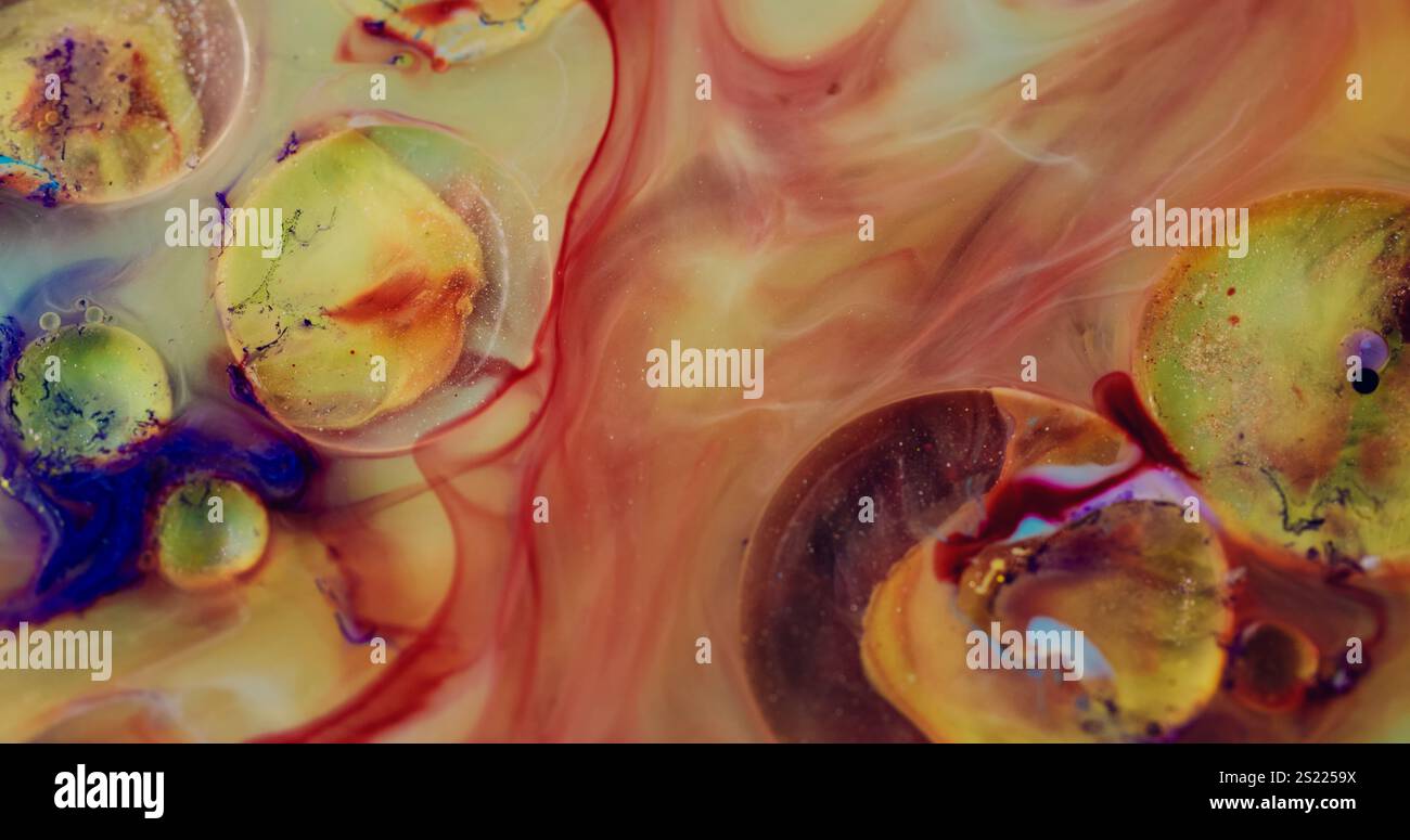 Miscela macchie marmo. Strato flusso colore. Elabora sfumatura di spessore differente del componente di miscelazione. Fluido bolla circolare con effetto opaco nuvoloso. Getto macro con brillantini d'olio. Foto Stock