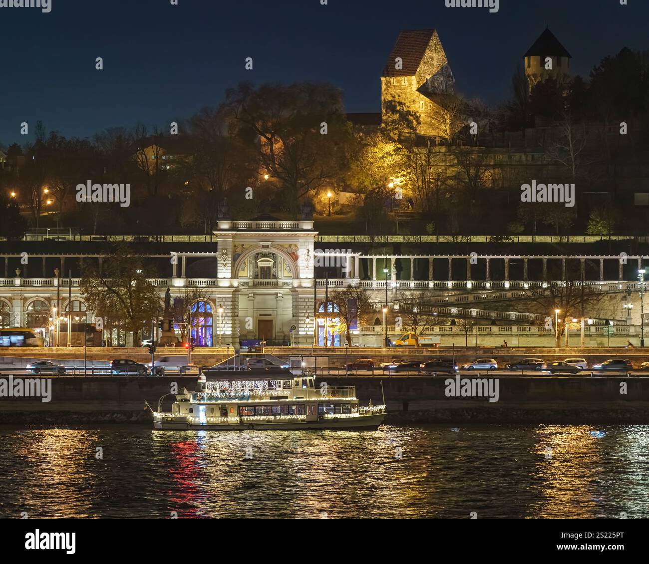 Barca sul fiume Duna di fronte al bazar varkert. La barca è decorata con luci d'atmosfera natalizie. Il nome ungherese è Fenyhajo Foto Stock