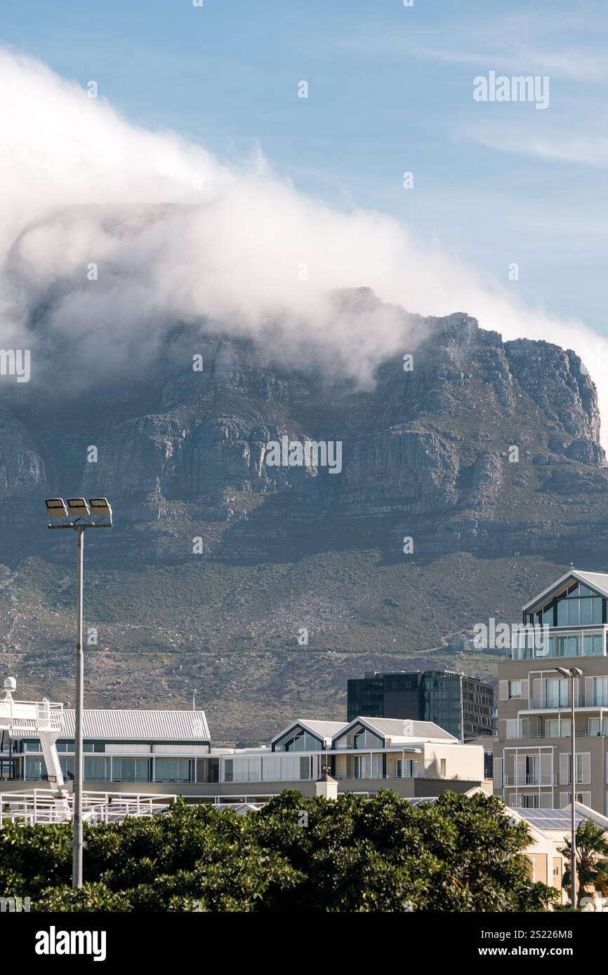 Città del Capo, edifici e Table Mountain tra le nuvole. Sudafrica Foto Stock