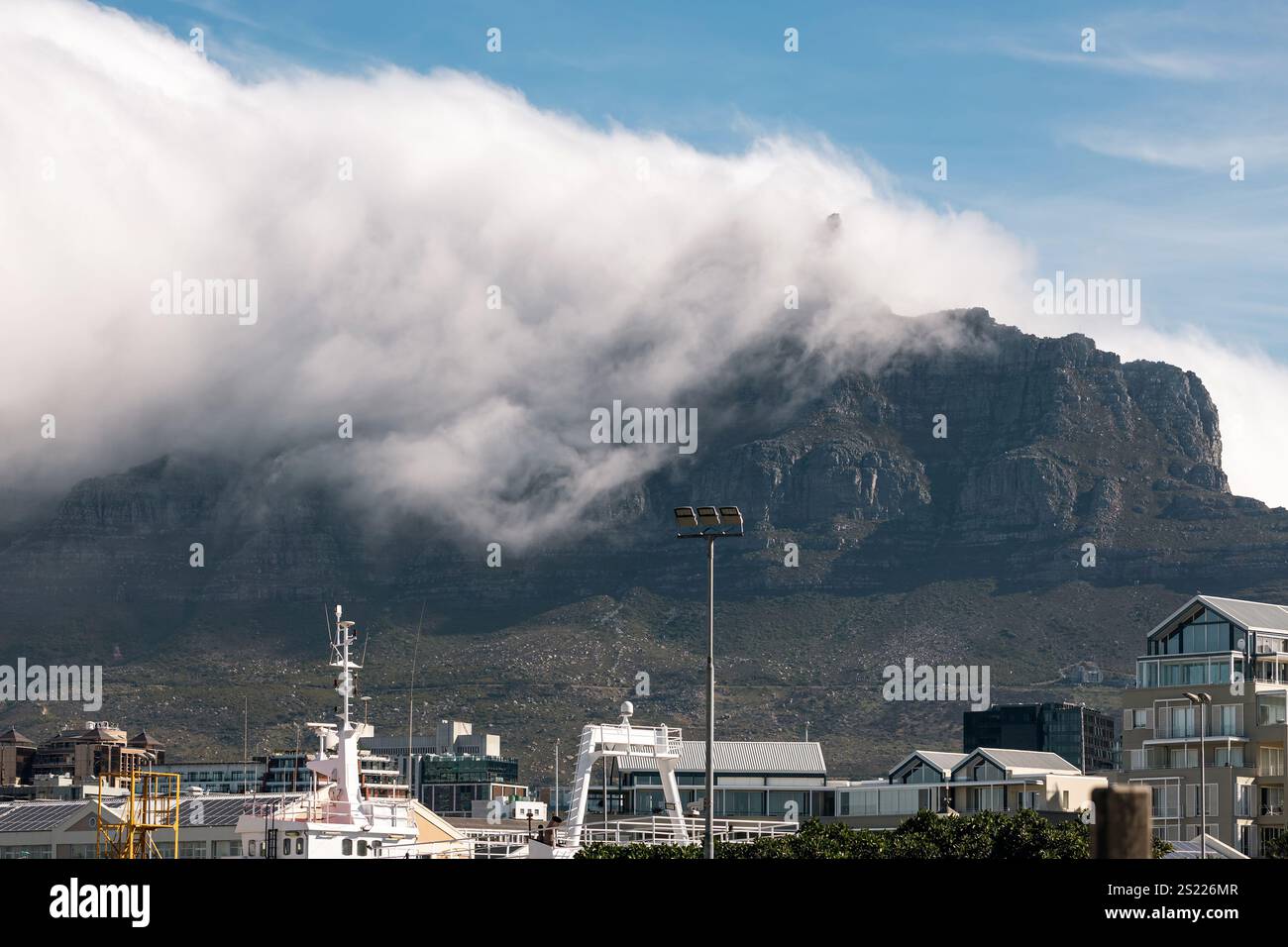 Città del Capo, edifici e Table Mountain tra le nuvole. Sudafrica Foto Stock