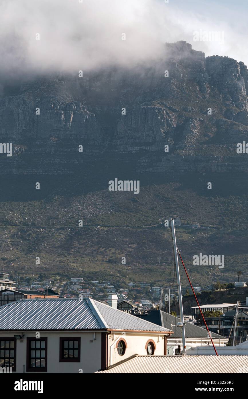 Città del Capo, edifici e Table Mountain tra le nuvole. Sudafrica Foto Stock
