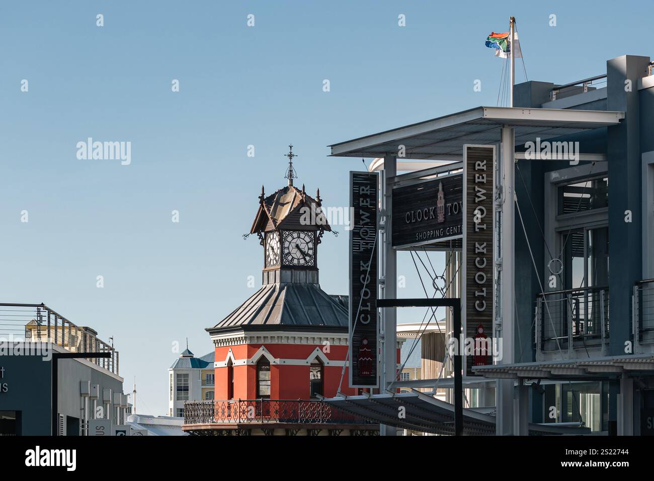 Monumento storico sul lungomare della Torre dell'Orologio, monumento storico. La strada serale prima del tramonto. Città del Capo, Sud Africa - 21 ottobre 2023 Foto Stock