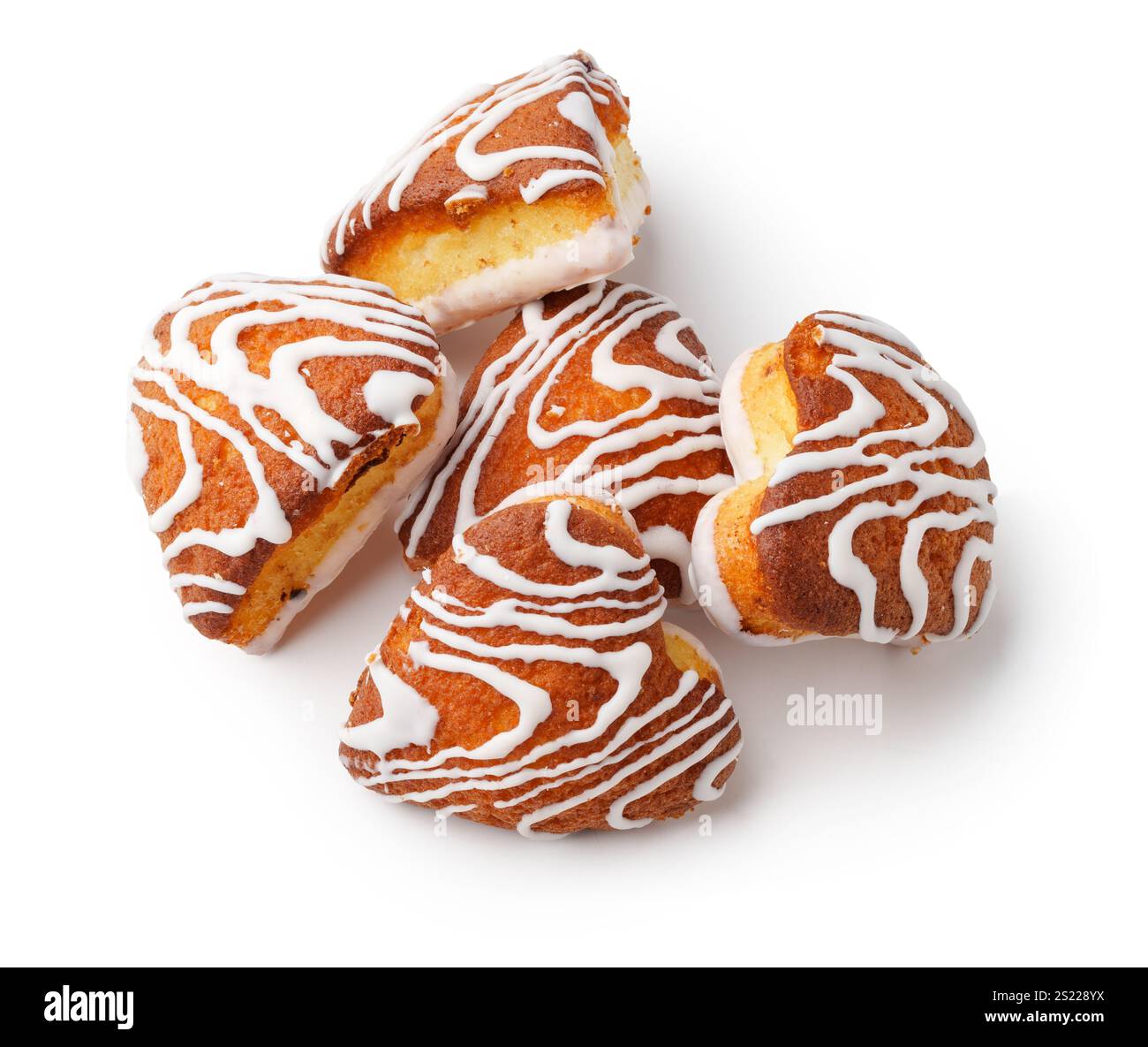 Dolci a forma di cuore con glassa disposti insieme su una superficie bianca, che mostrano il loro design dolce e l'aspetto delizioso Foto Stock