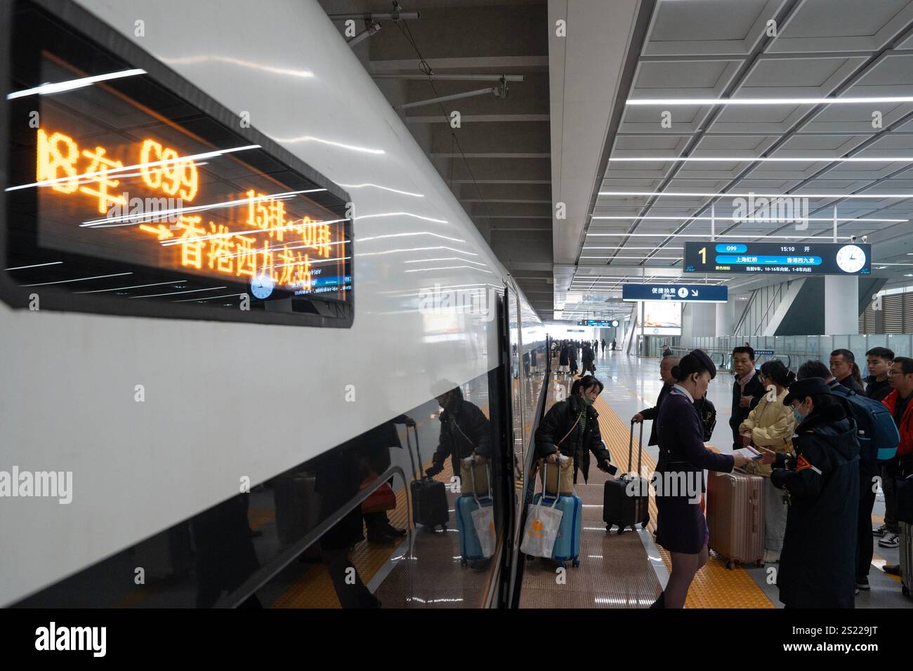 Hangzhou, Cina. 5 gennaio 2025. I passeggeri attendono di salire a bordo di un treno alla stazione ferroviaria di Hangzhou Ovest il 5 gennaio 2025 a Hangzhou, nella provincia cinese di Zhejiang. Con il lancio dei servizi ferroviari ad alta velocità tra la stazione ferroviaria di Hangzhou West e Hong Kong West Kowloon , i passeggeri da Hangzhou possono ora raggiungere la loro destinazione - Hong Kong in un giorno. Credito: Wu Junyi/China News Service/Alamy Live News Foto Stock