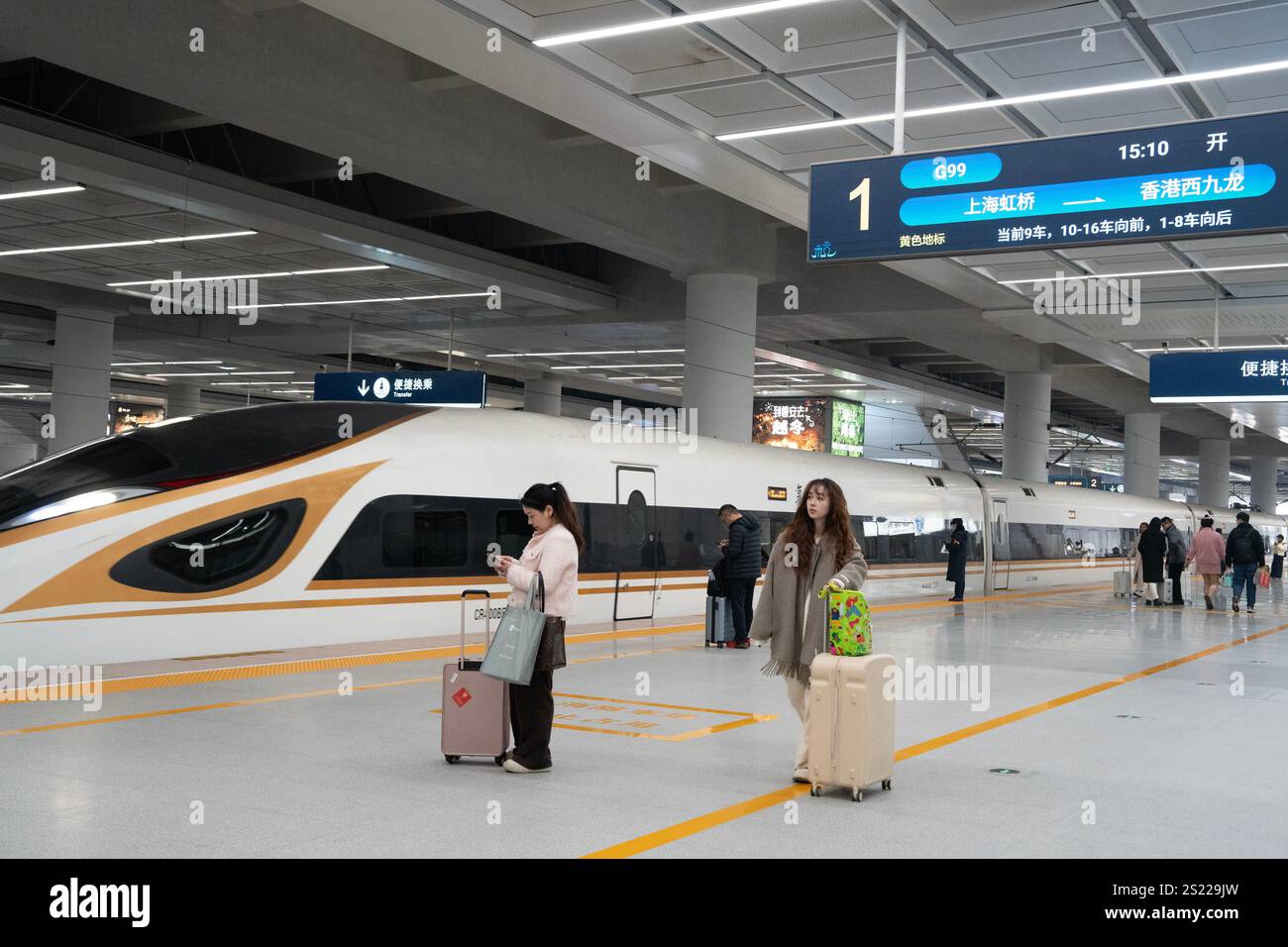 Hangzhou, Cina. 5 gennaio 2025. I passeggeri camminano sul binario della stazione ferroviaria di Hangzhou Ovest il 5 gennaio 2025 a Hangzhou, provincia cinese di Zhejiang. Con il lancio dei servizi ferroviari ad alta velocità tra la stazione ferroviaria di Hangzhou West e Hong Kong West Kowloon, i passeggeri da Hangzhou possono ora raggiungere la loro destinazione - Hong Kong in un giorno. Credito: Wu Junyi/China News Service/Alamy Live News Foto Stock
