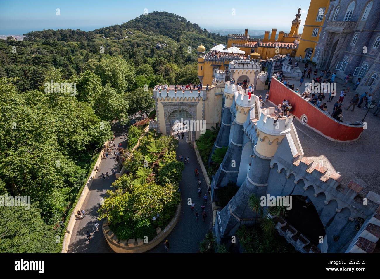 Torri colorate e cortili del Palácio da pena - Sintra, Portogallo Foto Stock