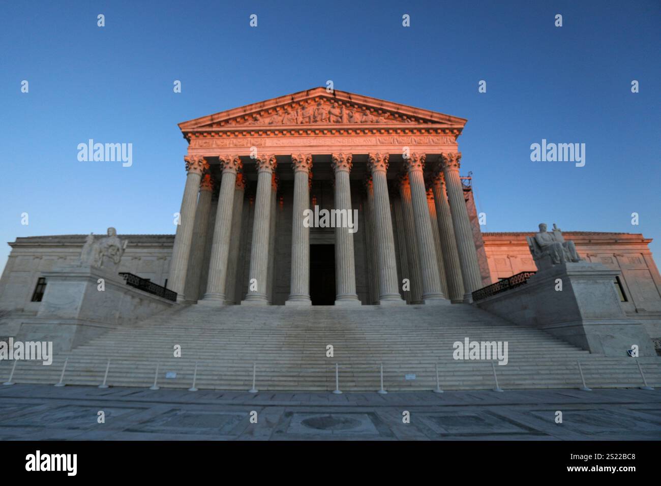 Washington, D.. C, California, Stati Uniti. 4 gennaio 2025. Il sole che tramonta splende sulla Corte Suprema degli Stati Uniti a Washington, DC (Credit Image: © Mark Alfred/ZUMA Press Wire) SOLO PER USO EDITORIALE! Non per USO commerciale! Foto Stock