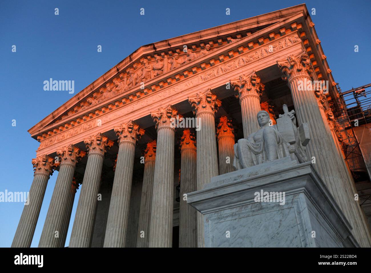 Washington, D.. C, California, Stati Uniti. 4 gennaio 2025. Il sole che tramonta splende sulla Corte Suprema degli Stati Uniti a Washington, DC (Credit Image: © Mark Alfred/ZUMA Press Wire) SOLO PER USO EDITORIALE! Non per USO commerciale! Foto Stock