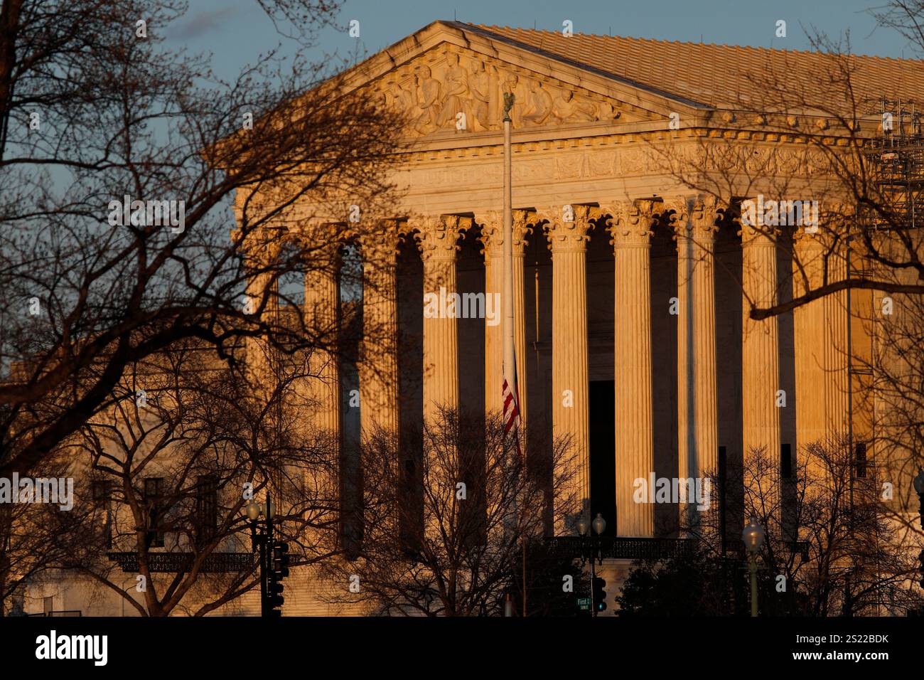 Washington, D.. C, California, Stati Uniti. 4 gennaio 2025. Il sole che tramonta splende sulla Corte Suprema degli Stati Uniti a Washington, DC (Credit Image: © Mark Alfred/ZUMA Press Wire) SOLO PER USO EDITORIALE! Non per USO commerciale! Foto Stock