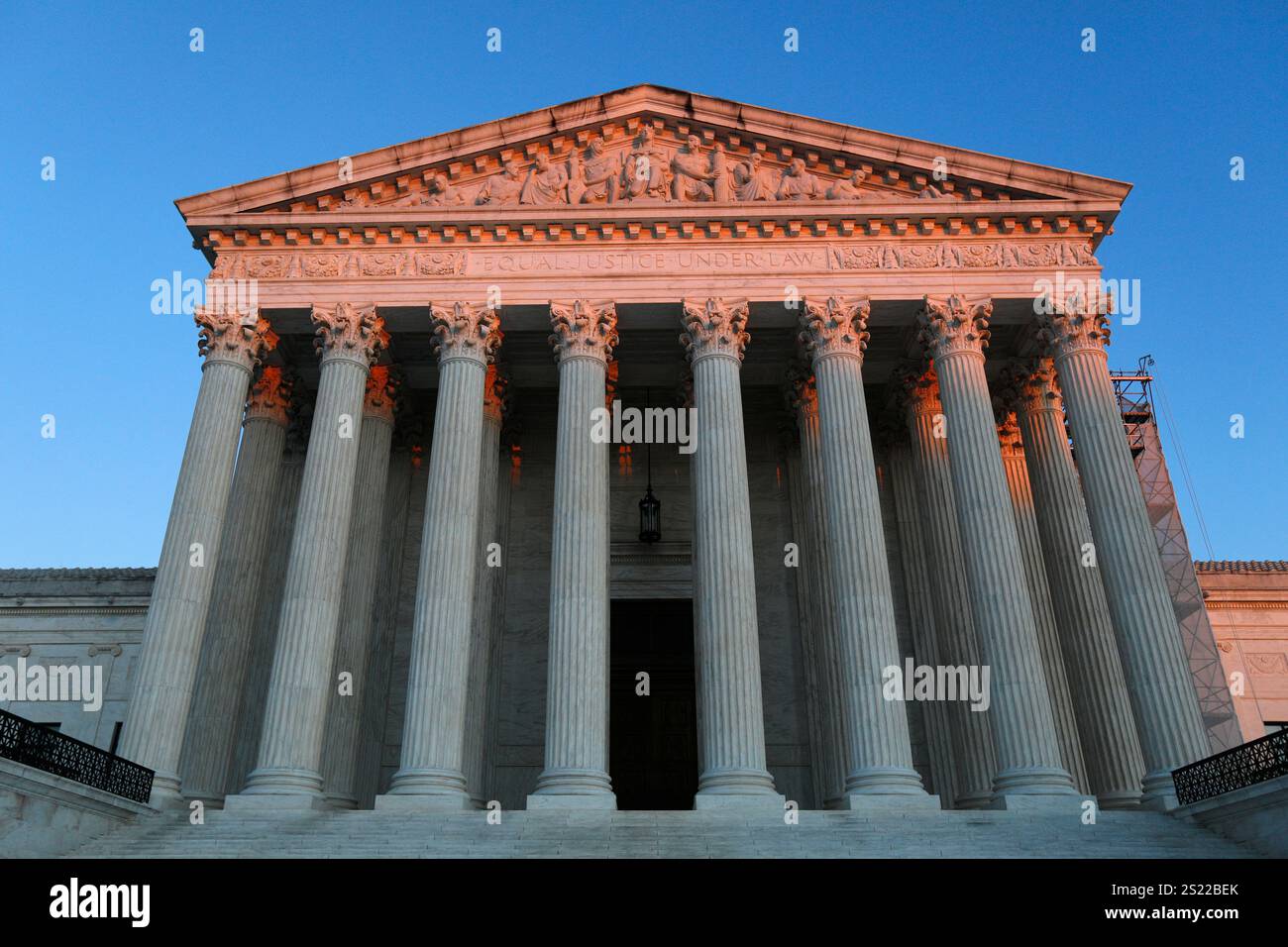 Washington, D.. C, California, Stati Uniti. 4 gennaio 2025. Il sole che tramonta splende sulla Corte Suprema degli Stati Uniti a Washington, DC (Credit Image: © Mark Alfred/ZUMA Press Wire) SOLO PER USO EDITORIALE! Non per USO commerciale! Foto Stock