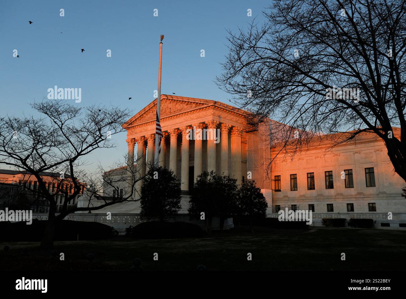 Washington, D.. C, California, Stati Uniti. 4 gennaio 2025. Il sole che tramonta splende sulla Corte Suprema degli Stati Uniti a Washington, DC (Credit Image: © Mark Alfred/ZUMA Press Wire) SOLO PER USO EDITORIALE! Non per USO commerciale! Foto Stock