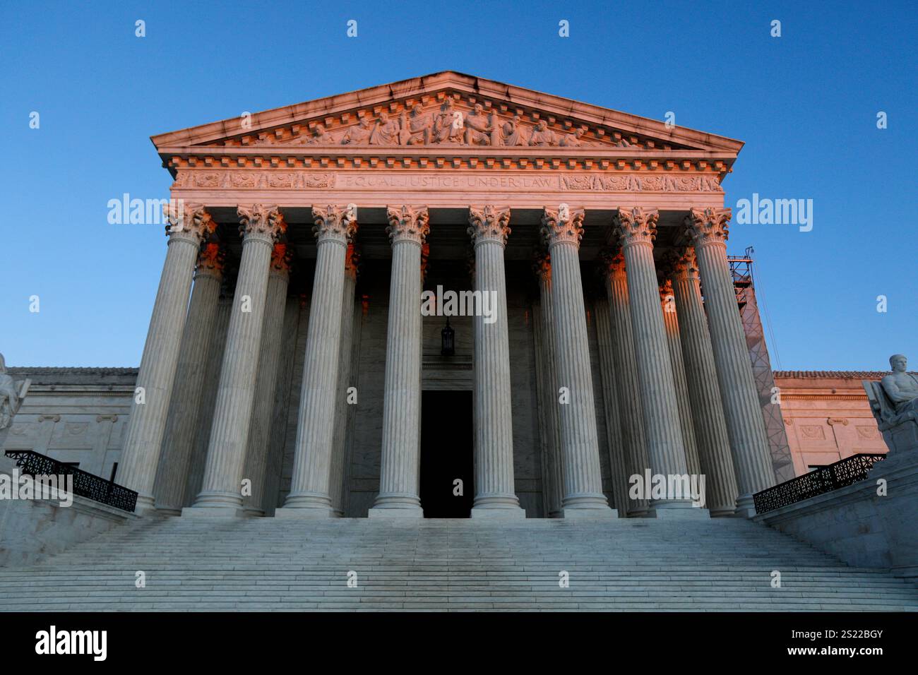 Washington, D.. C, California, Stati Uniti. 4 gennaio 2025. Il sole che tramonta splende sulla Corte Suprema degli Stati Uniti a Washington, DC (Credit Image: © Mark Alfred/ZUMA Press Wire) SOLO PER USO EDITORIALE! Non per USO commerciale! Foto Stock