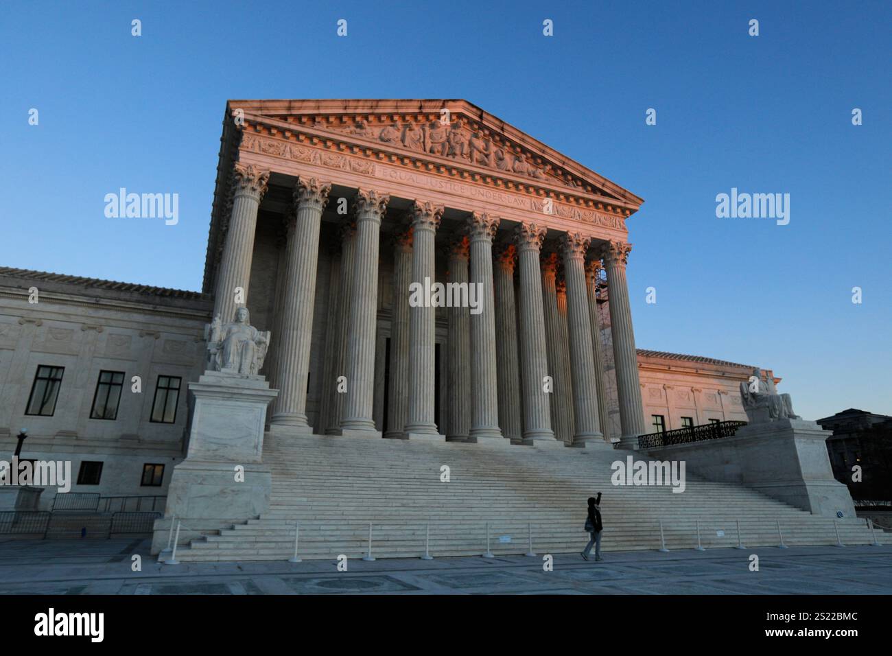Washington, D.. C, California, Stati Uniti. 4 gennaio 2025. Il sole che tramonta splende sulla Corte Suprema degli Stati Uniti a Washington, DC (Credit Image: © Mark Alfred/ZUMA Press Wire) SOLO PER USO EDITORIALE! Non per USO commerciale! Foto Stock
