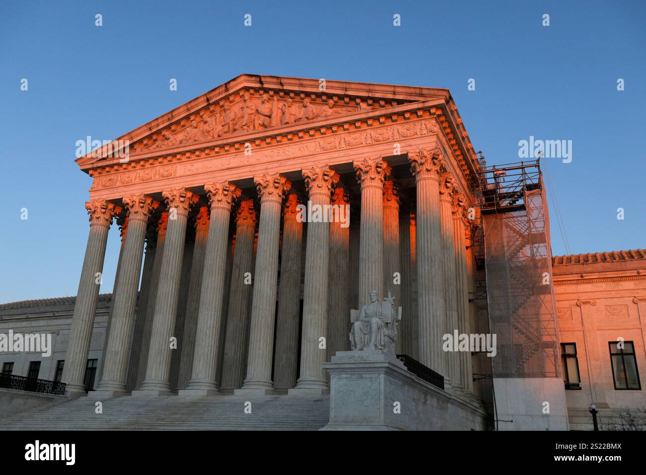 Washington, D.. C, California, Stati Uniti. 4 gennaio 2025. Il sole che tramonta splende sulla Corte Suprema degli Stati Uniti a Washington, DC (Credit Image: © Mark Alfred/ZUMA Press Wire) SOLO PER USO EDITORIALE! Non per USO commerciale! Foto Stock
