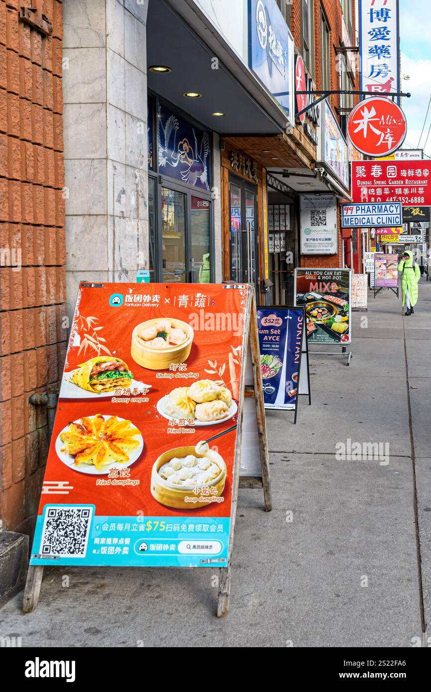 I cartelli per piccole imprese si trovano sul marciapiede di Chinatown, dato che è inverno il quartiere è parzialmente vuoto. Foto Stock
