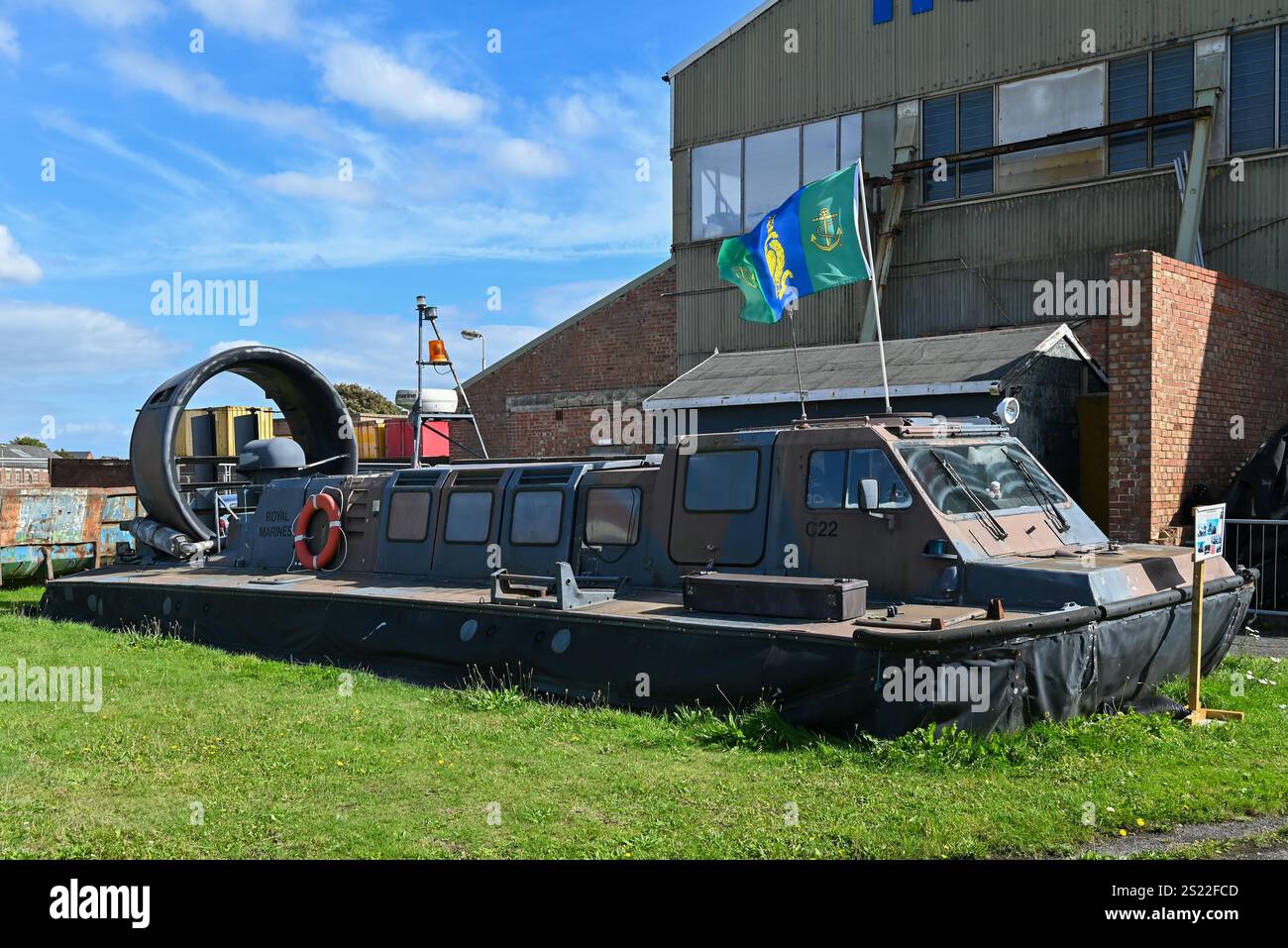 Hovercraft militare con insegne e bandiera della Royal Marine in mostra al museo Hovercraft. Settembre 2024. Foto Stock