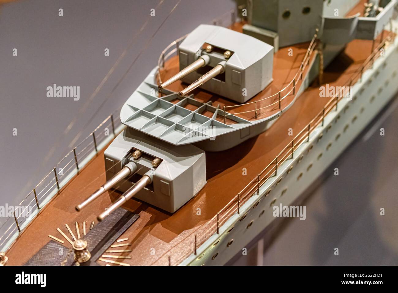 Parte del modello di una nave distruttore britannica proposta, con una vista ad alto angolo che mostra la disposizione di due doppi cannoni, esposti nell'Art G. Foto Stock