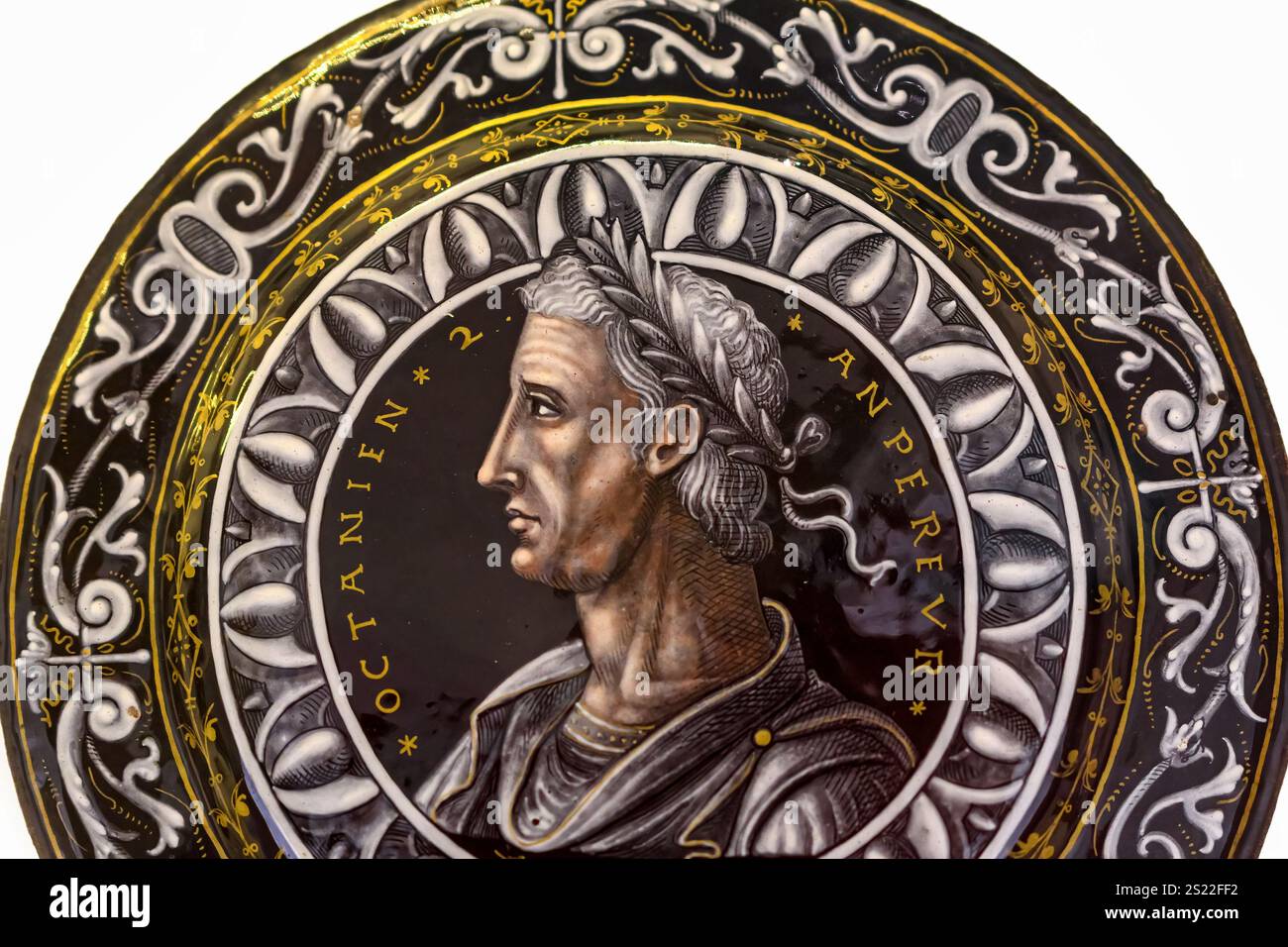 L'immagine dell'imperatore Galba raffigurata su un piatto, esposta nella Art Gallery of Ontario (AGO). Foto Stock
