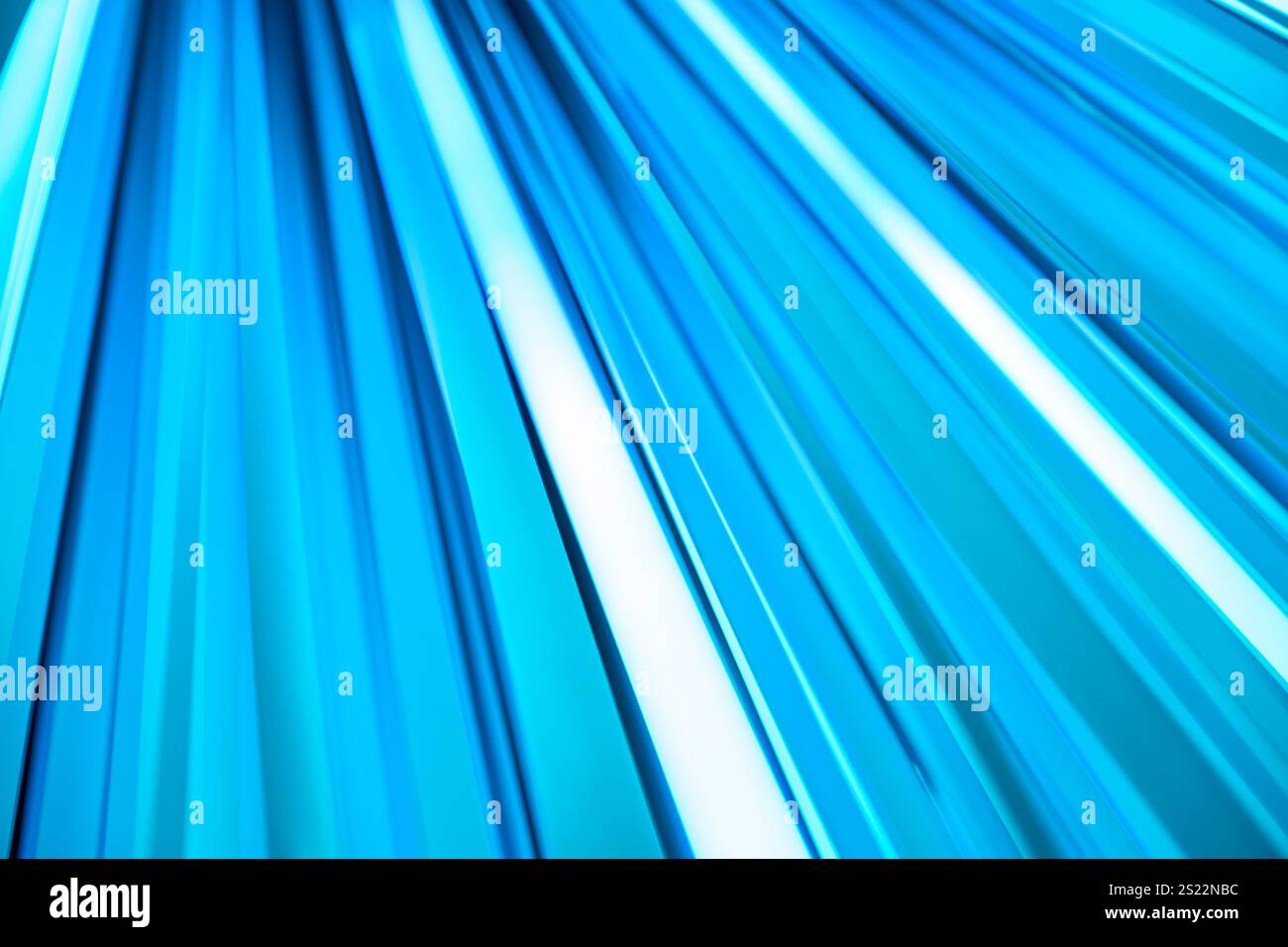 Sfondo astratto che mostra linee blu parallele che convergono, creando una prospettiva dinamica e un senso di profondità Foto Stock