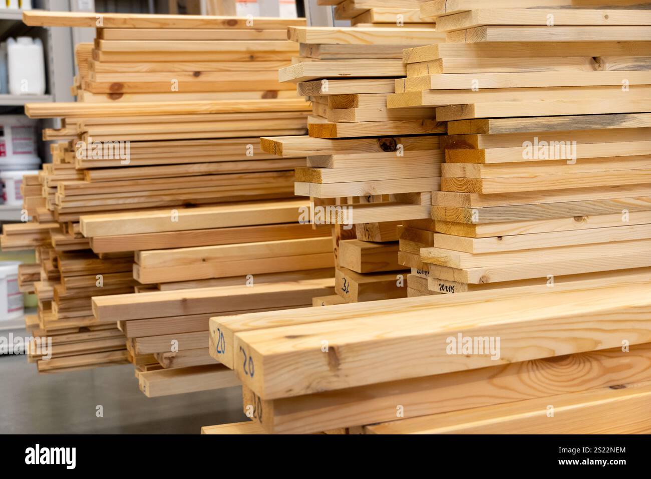 Una sezione legname ben organizzata in un negozio di ferramenta, che espone pile di tavole e tavole in legno, perfetta per progetti edili e fai da te. Foto Stock