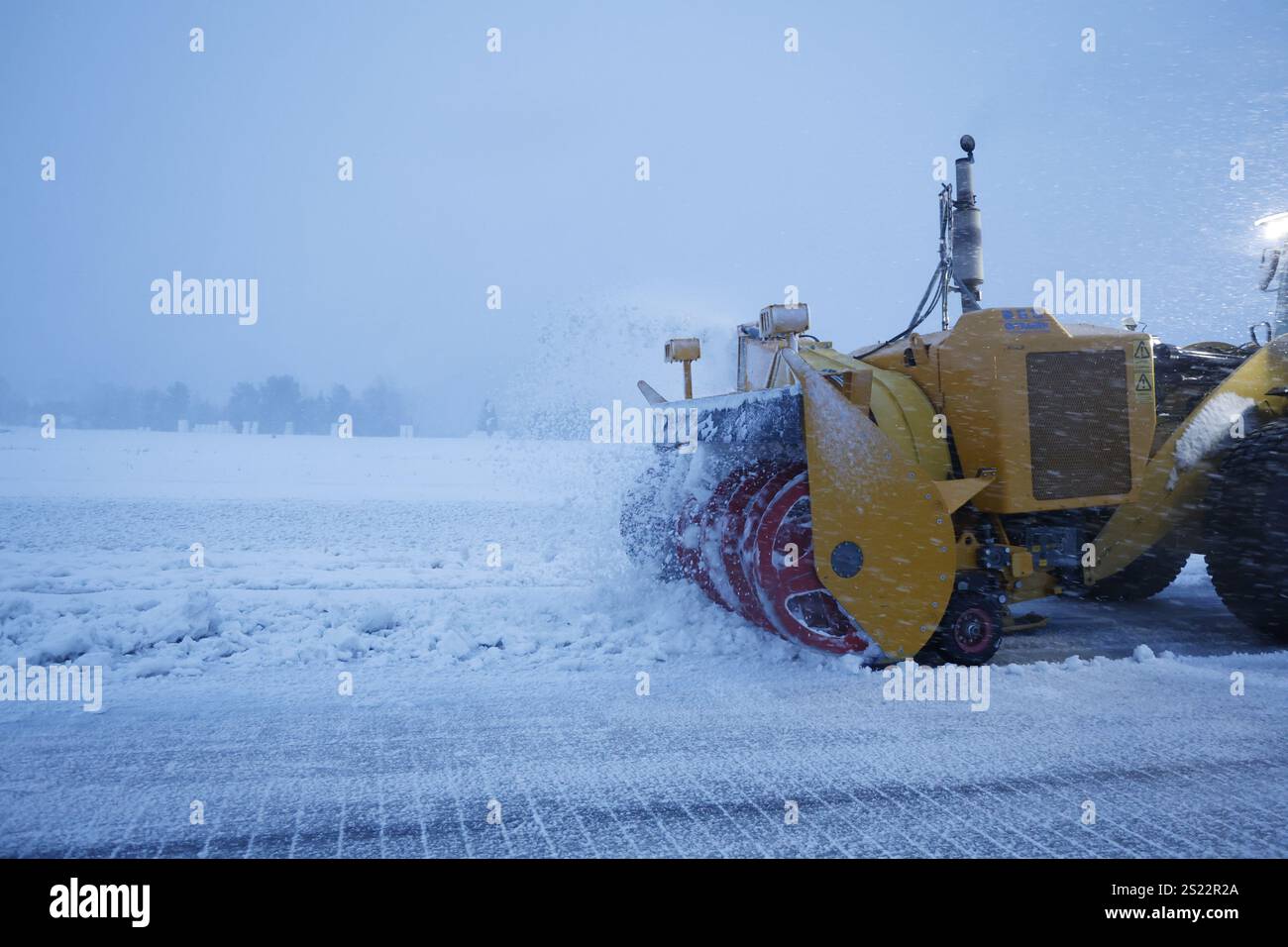 Kristiansand, Norvegia. 6 gennaio 2025. Kristiansand 20250106. Grandi quantità di neve nel sud della Norvegia il lunedì mattina. Gli equipaggi di terra rimuovono la neve dalla pista dell'aeroporto di Kristiansand, Kjevik. Foto: Tor Erik Schroder/NTB credito: NTB/Alamy Live News Foto Stock Kristiansand, Norvegia. 6 gennaio 2025. Kristiansand 20250106. Grandi quantità di neve nel sud della Norvegia il lunedì mattina. Gli equipaggi di terra rimuovono la neve dalla pista dell'aeroporto di Kristiansand, Kjevik. Foto: Tor Erik Schroder/NTB credito: NTB/Alamy Live News Foto Stock