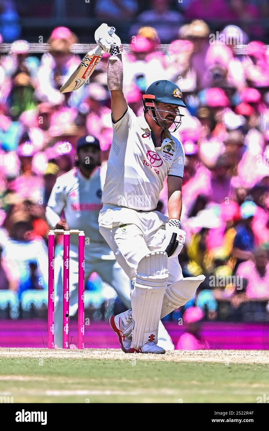 Travis Head of Australia batte durante il terzo giorno del quinto test match maschile nella serie Border-Gavaskar Trophy tra Australia e India al Sydney Cricket Ground (SCG). L'Australia vince la serie Border-Gavaskar Trophy (3-1) dopo aver vinto il quinto test match tra Australia e India al Sydney Cricket Ground con 6 wickets. Punteggi finali: India - 185/10 in 72,2 over (1° inning), Australia 181/10 in (50,6) over (1° inning); India - 157/10 in 39,5 over (2° inning), Australia - 162/4 in 27 over (2° inning). Foto Stock