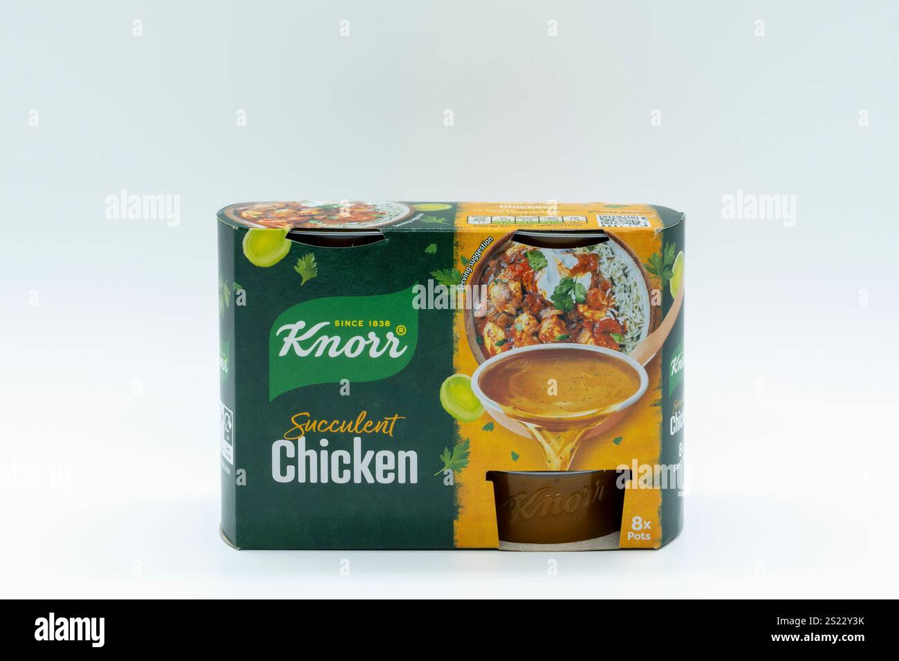 Irvine, Scozia, Regno Unito - 23 dicembre 2024: Vasi di brodo di pollo a marchio Knorr contenuti in imballaggi riciclabili in plastica e cartone con grafica Foto Stock