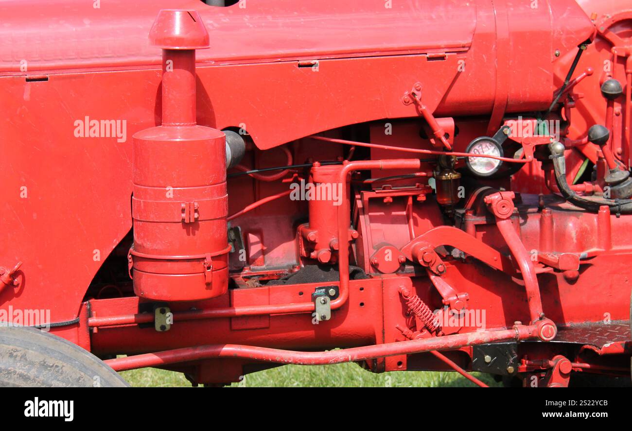 Vano motore di un trattore agricolo Vintage Red. Foto Stock