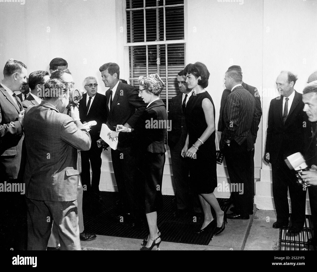Il Presidente John F. Kennedy e la First Lady Jacqueline Kennedy hanno fatto un saluto al Principe Ranieri III e alla Principessa Grace di Monaco - Abbie Rowe White House Photo 1961 Foto Stock