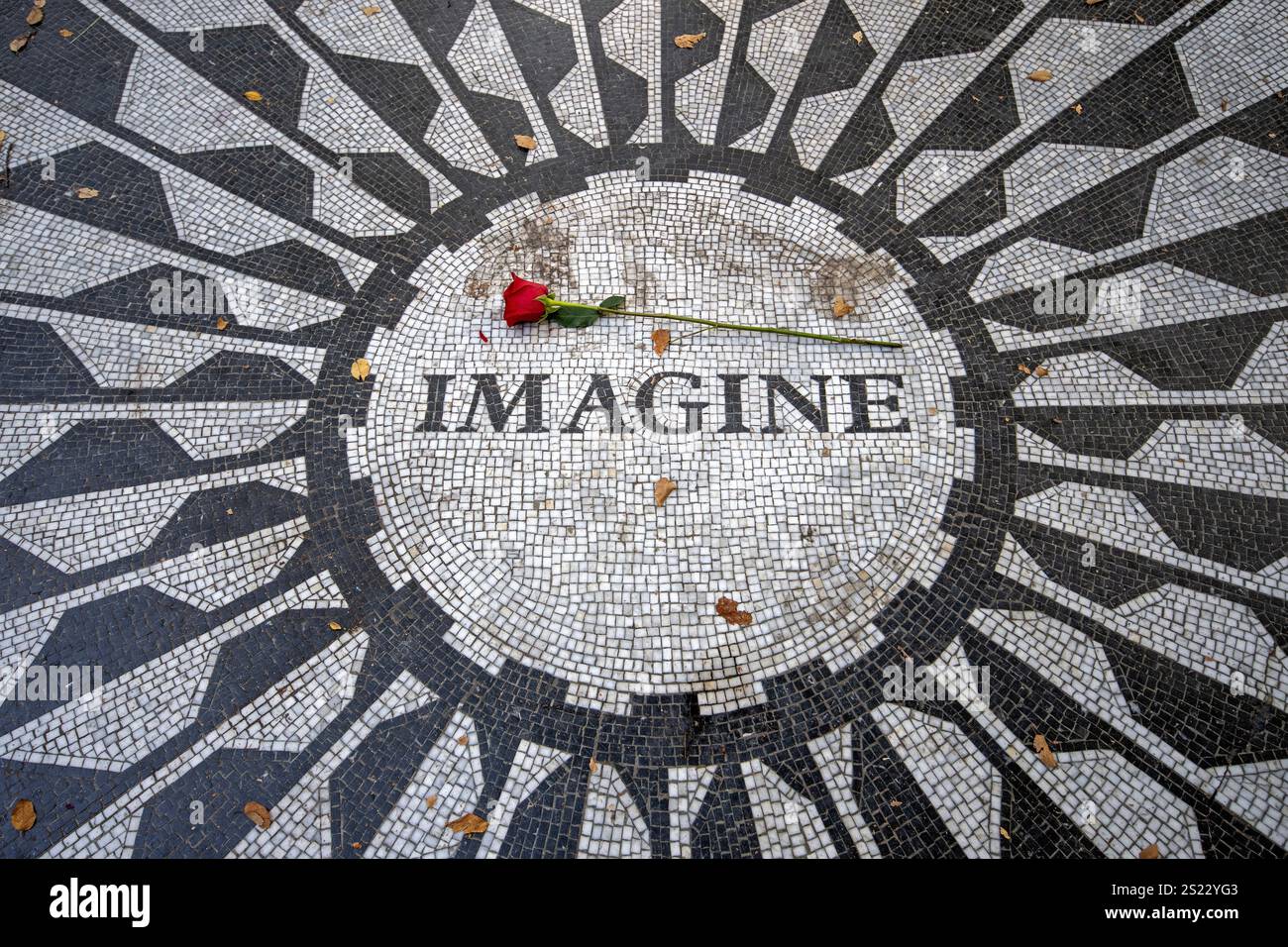 The Imagine Mosaic Memorial to John Lennon (1940 - 1980) in Strawberry Fields, Central Park, Manhattan, New York City, USA Foto Stock