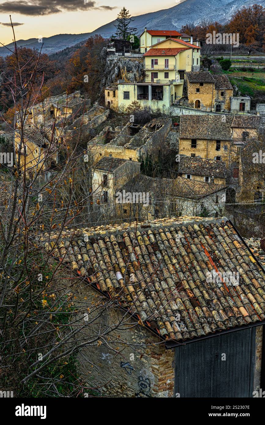 Case antiche e fatiscenti con tetti croccanti e sbriciolati nel centro storico di Acciano nel Parco regionale del Sirente Velino. Acciano, Abruzzo Foto Stock