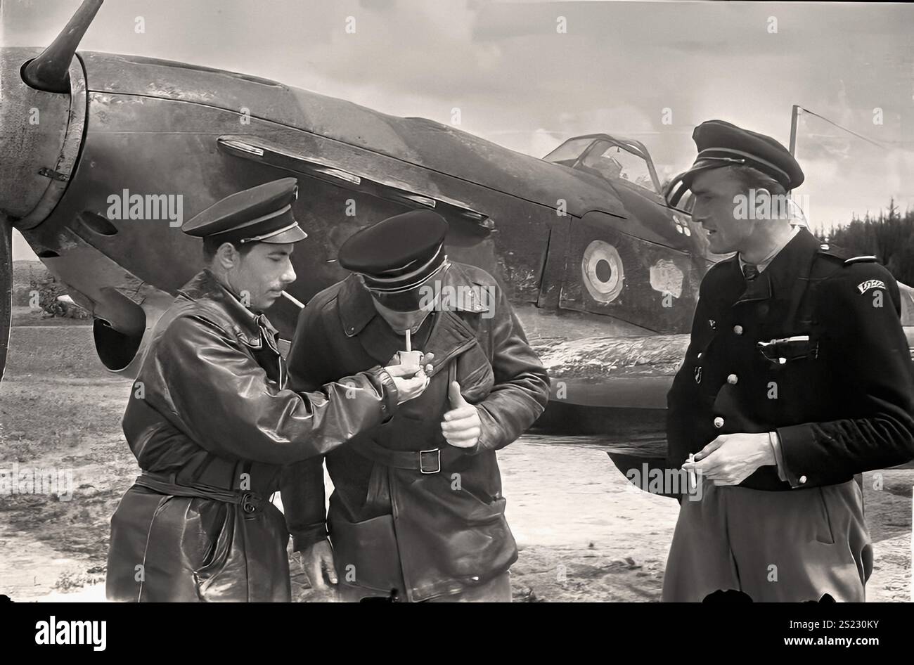 Piloti francesi dello squadrone - Normandie-Niemen - che combatterono contro i tedeschi sul fronte russo. Sullo sfondo, lo Yak-1B.. 17 giugno 1943. - Documento storico, fotografo sconosciuto Foto Stock