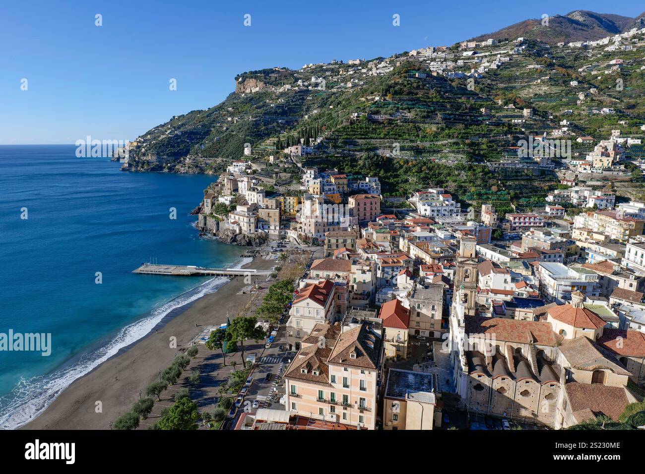 Vista di minori, una città sulla Costiera Amalfitana in provincia di Salerno. Foto Stock Vista di minori, una città sulla Costiera Amalfitana in provincia di Salerno. Foto Stock