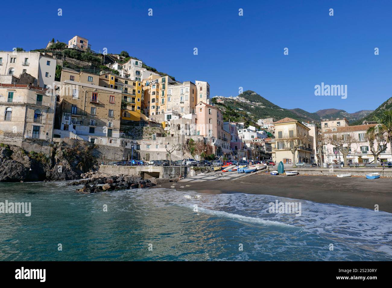 Vista di minori, una città sulla Costiera Amalfitana in provincia di Salerno. Foto Stock Vista di minori, una città sulla Costiera Amalfitana in provincia di Salerno. Foto Stock