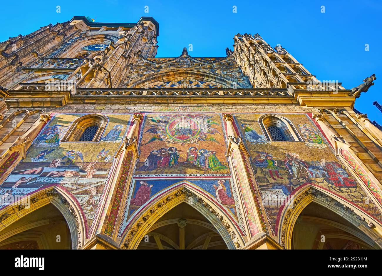 La vista dal basso verso l'alto del mosaico del giudizio universale e delle incisioni in pietra sulla porta d'Oro della Cattedrale di San Vito, Praga, Cechia Foto Stock
