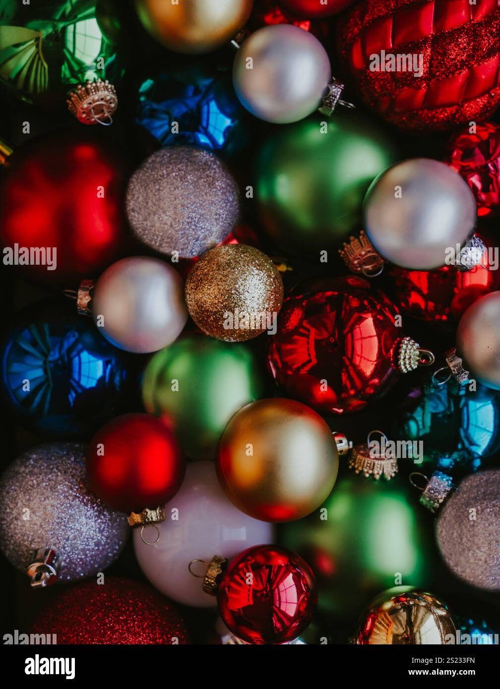 Assortimento di coloratissimi ornamenti a forma di palla dell'albero di Natale dall'alto. Foto Stock