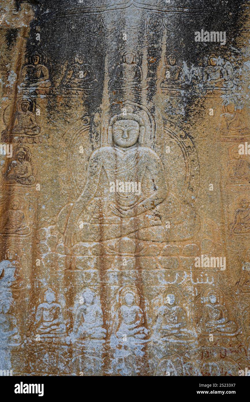 Vista verticale dello storico Buddha Manthal intagliato nella roccia sull'antica via della seta, Skardu, Gilgit-Baltistan, Pakistan Foto Stock