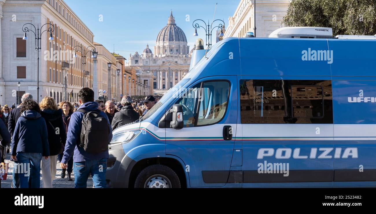 Le forze dell'ordine pattugliano Piazza San Pietro durante il Giubileo del 2025, garantendo la sicurezza per le folle di pellegrini, visitatori ed eventi che si svolgono. Roma, Italia Foto Stock