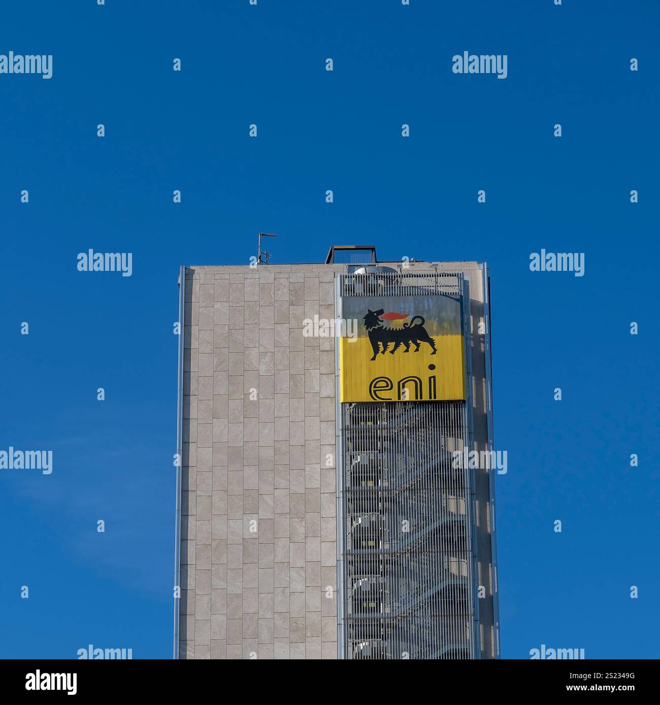 Sede centrale DELL'ENI. Palazzo di vetro. Icona del settore benzina. Distretto EUR. Roma, Italia, Europa, Unione europea. Cielo blu, copia spazio Foto Stock