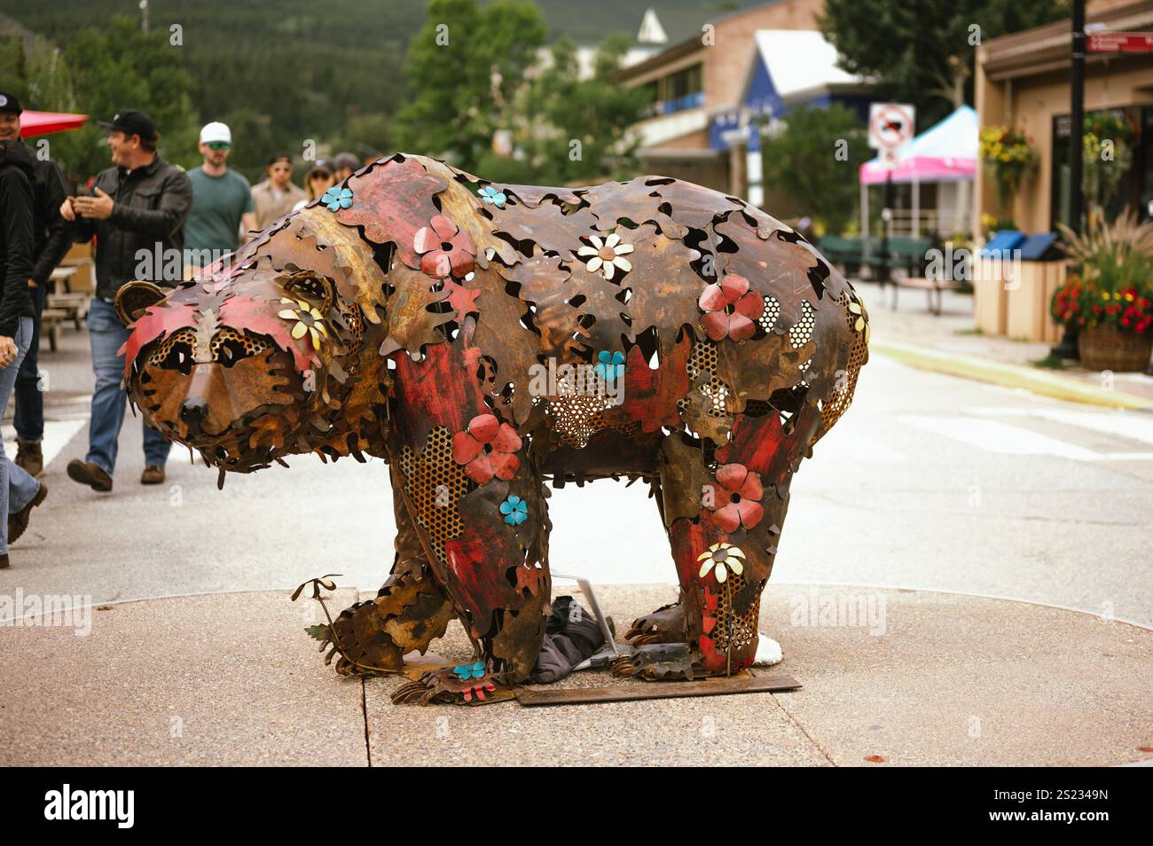 Canmore, Alberta, Canada - 24 agosto 2024: Metal Bear Sculpture Foto Stock