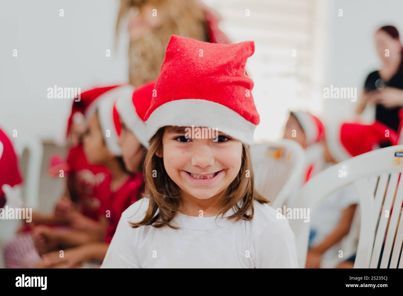 Bambino con cappello di Natale Foto Stock