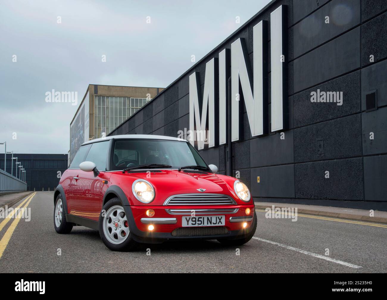 2001 R50 Mini Cooper presso lo stabilimento di pressatura dei pannelli di MINI Swindon. Questa è una Y reg, un'auto pilota costruita/preproduzione in Chilli Red Foto Stock
