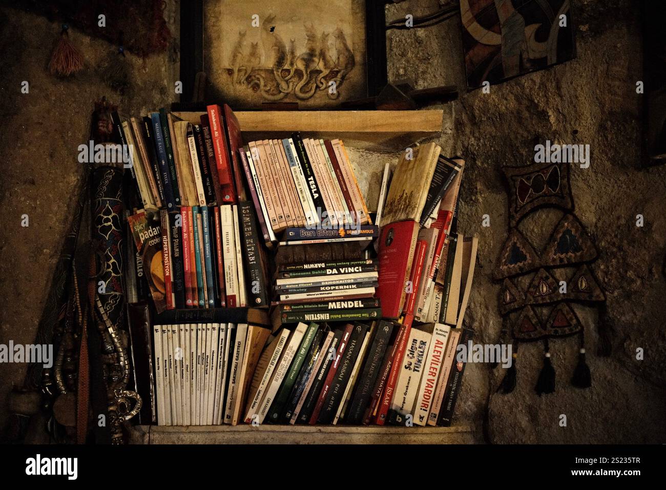 Goreme, Cappadocia, Turchia - 24 novembre 2024: Una pila di collezioni di libri con sfondo rustico e vintage in pietra Foto Stock