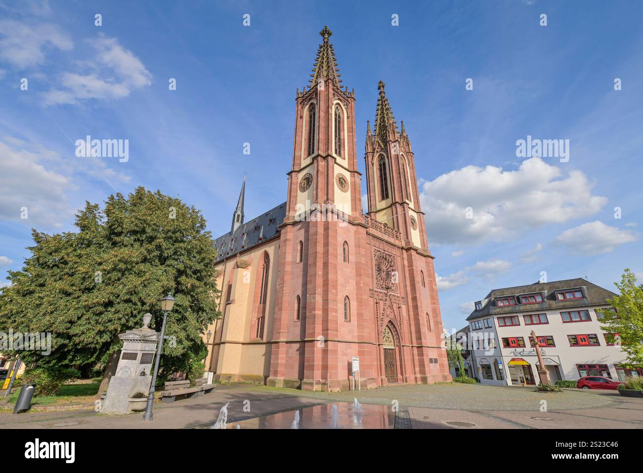 Rheingauer Dom, katholische Pfarrkirche Heilig Kreuz, Bischof-Blum-Platz, Geisenheim, Assia, Germania *** Cattedrale di Rheingau, Chiesa parrocchiale cattolica di Heilig Kreuz, Bischof Blum Platz, Geisenheim, Assia, Germania Foto Stock